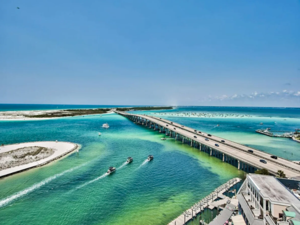 Penthouse Condo in Destin 3-Bedroom- Stunning Bay Views